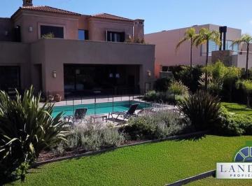 Casa · 500m² · 6 Ambientes · 3 Cocheras · Casa en Albanueva