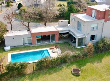 Casa · 270m² · 4 Dormitorios · 2 Cocheras · Casa en Barrio San Lucas Village