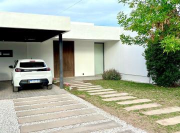 Casa de 5 ambientes, Chacras de Coria · Destacada Casa, B° Los Peralitos (Chacras de Coria)