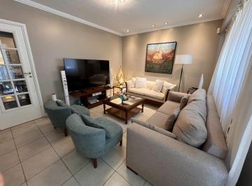 PH · 136m² · 4 Ambientes · Tipo Casa de 4 Amb. Al Frente con Quincho.