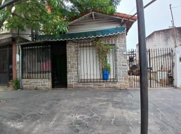 Casa · 200m² · 5 Ambientes · 1 Cochera · Casa con Departamento Al Fondo P. Baja y Departamento P. Alta
