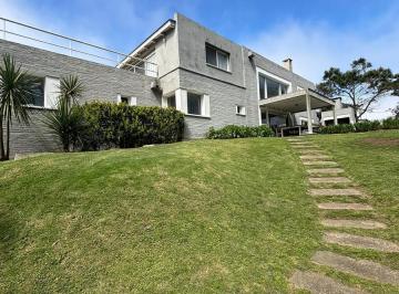 Casa · 300m² · 7 Ambientes · Casa en Laguna Blanca