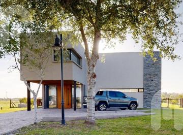 Casa · 233m² · 6 Ambientes · Venta de Casa en Haras del Sur 3