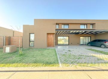 Casa · 105m² · 3 Ambientes · 2 Cocheras · Casa de 2 Dorm - Condominios Dm - Funes
