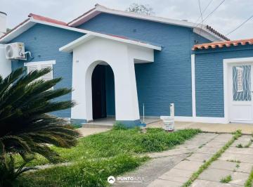 Casa · 196m² · 1 Cochera · Casa en Venta/3 Dorm./living Comedor/cocina