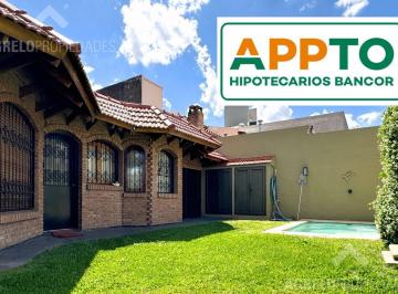 Casa · 240m² · 5 Ambientes · 3 Cocheras · Casa en Venta. Suite en Planta Baja.