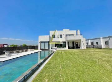 Casa · 203m² · 5 Ambientes · 2 Cocheras · Casa a La Venta en Area 11 San Sebastián