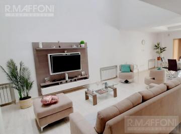 Casa · 331m² · 6 Ambientes · 2 Cocheras · Casa - Adrogue