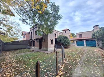 Casa · 323m² · 7 Ambientes · 2 Cocheras · Casa en Adrogue