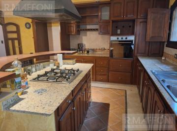 Casa · 323m² · 7 Ambientes · 2 Cocheras · Chalet en Adrogue. Venta. 6 Ambientes, 3 Dorm., 3 Baños. Doble Cochera, Pileta, Fondo Libre.