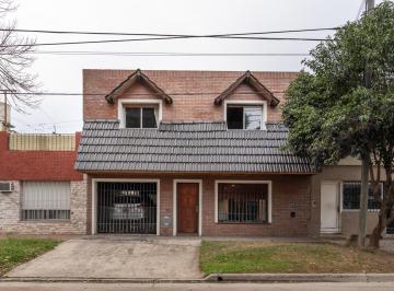 Casa · 155m² · 6 Ambientes · 1 Cochera · Casa a La Venta 4 Dorm. en Barrio Belgrano