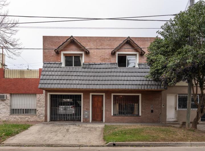 Casa · 155m² · 6 Ambientes · 1 Cochera