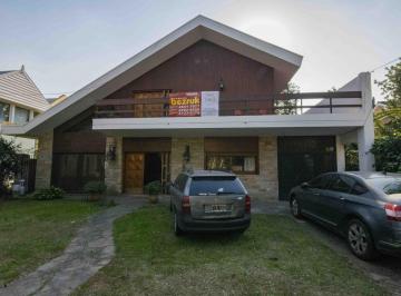 Casa · 260m² · 5 Ambientes · 3 Cocheras · Casa de 5 Ambientes Dependencia de Servicio en Venta, en San Isidro.