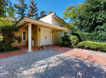 Casa · 215m² · 8 Ambientes · 3 Cocheras · Venta de Casa en Villa Elisa