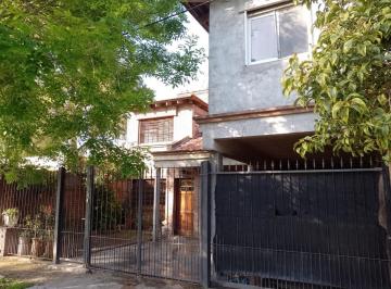 Casa de 4 ambientes, La Plata · Casa en Venta de 3 Dorm. con Cochera en 145 E 46 y 47 San Carlos, La Plata.