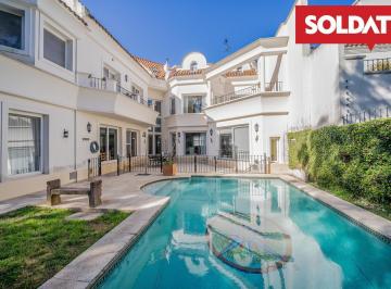 Casa · 476m² · 8 Ambientes · 2 Cocheras · Venta Imponente Casa en La Lucila, 7 Ambientes de Luz y Sol. Retasada, Oportunidad, Financiación