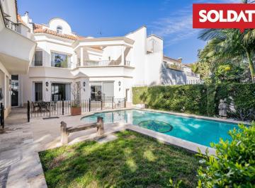 Casa · 476m² · 8 Ambientes · 2 Cocheras · Venta Imponente Casa en La Lucila, 7 Ambientes de Luz y Sol. Retasada, Oportunidad, Financiación