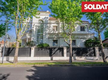 Casa · 476m² · 8 Ambientes · 2 Cocheras · Venta Imponente Casa en La Lucila, 7 Ambientes de Luz y Sol. Retasada, Oportunidad, Financiación