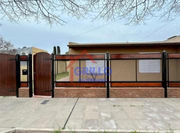 Casa · 98m² · 3 Ambientes · 1 Cochera · Casa con 637 m² en Venta en Coronel Bogado con 2 Dorm.