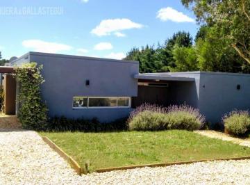 Casa · 200m² · 5 Ambientes · 1 Cochera · Casa en Alquiler en Costa Esmeralda