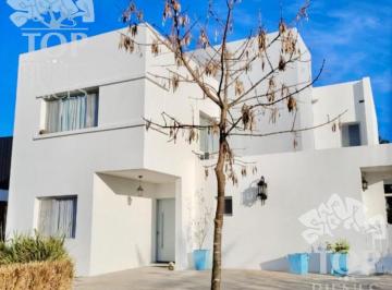 Casa · 247m² · Casa en Alq. Temporario en San Gabriel, Villanueva, Tigre