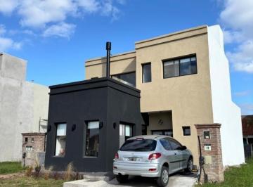 Casa · 107m² · 3 Ambientes · 2 Cocheras · Casa en Venta Barrio Federico 1