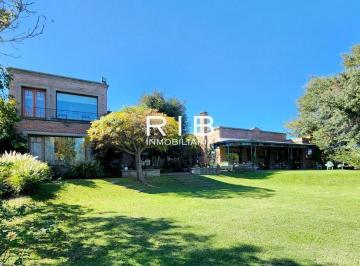 Casa · 446m² · 6 Ambientes · 5 Cocheras · Excelente Propiedad Estilo Campo Sobre 2565 m²