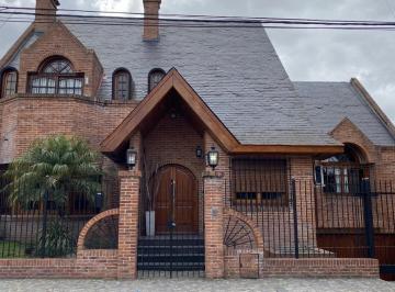 Casa · 447m² · 4 Ambientes · 4 Cocheras · Pastor Obligado Al 500