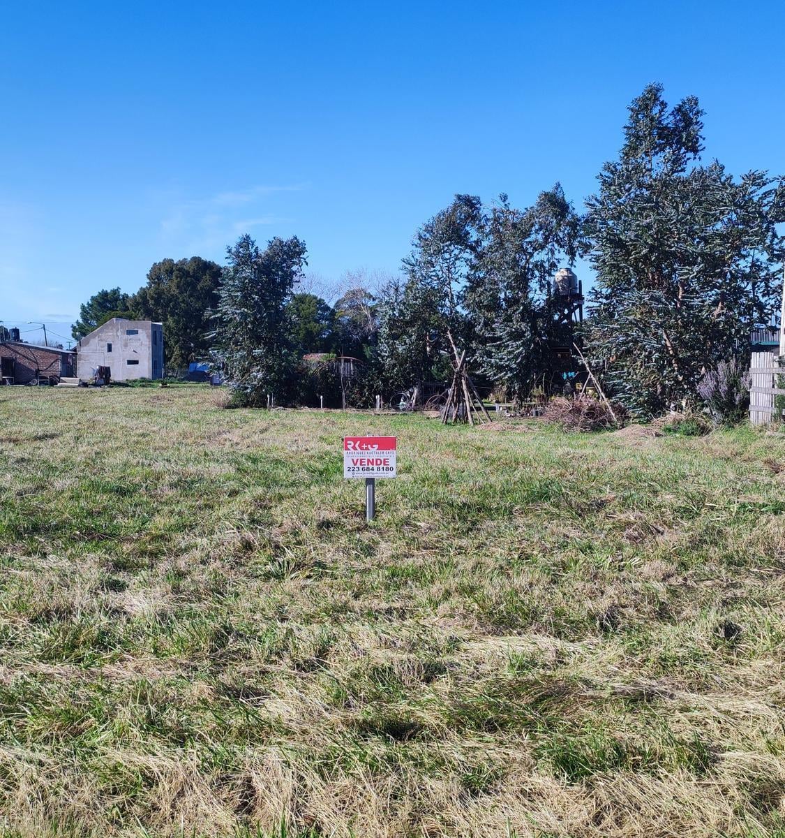 Lote 450m² en San Eduardo de Chapadmalal, zona edificada y buen entorno