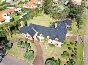 Casa · 640m² · 8 Ambientes · 2 Cocheras · Casavventa y Alquiler Temporariov7 Dorm. - Playa Mansa