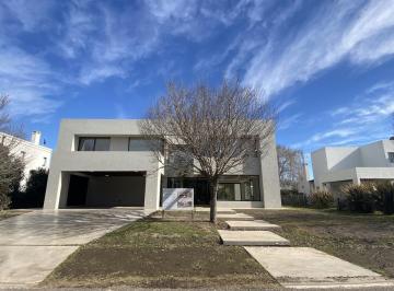 Casa · 358m² · 4 Dormitorios · Casa - Kentucky