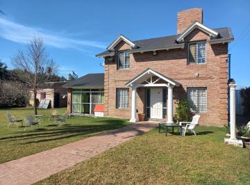 Casa · 165m² · 5 Ambientes · 1 Cochera · Casa en Venta en Roldan - 3 Dorm. Quincho y Pileta