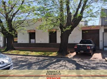 Casa · 150m² · 5 Ambientes · 1 Cochera · Casona con 3 Habitaciones, Merlo Centro Acepta Permuta