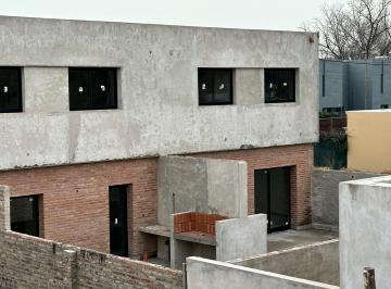 Casa · 92m² · 4 Ambientes · 1 Cochera · Casa en Tierra Nueva. 2 Plantas. Jardín