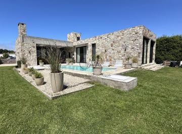 Casa · 200m² · 4 Ambientes · Casa en Venta en Barrio Arenas del Sur