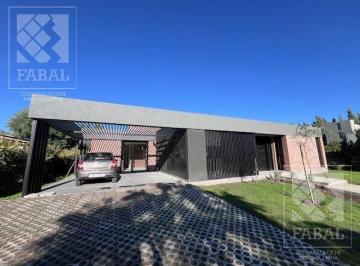Casa · 205m² · 5 Ambientes · 2 Cocheras · Casa Venta Barrio Privado Sauces del Limay, 3 Dorm. (Suite), 4 Baños y Jardín con Pileta