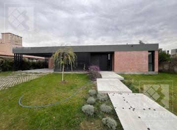 Casa · 205m² · 5 Ambientes · 2 Cocheras · Casa Venta Barrio Privado Sauces del Limay, 3 Dorm. (Suite), 4 Baños y Jardín con Pileta