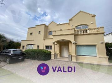 Casa · 250m² · 6 Ambientes · 1 Cochera · Casa en Venta - Barrio Solar del Bosque, Canning
