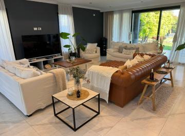 Casa · 360m² · 4 Ambientes · 7 Cocheras · Casa Alquiler Pilar del Este