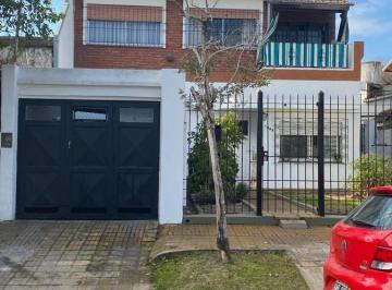 Casa · 8 Ambientes · 1 Cochera · Casa y Departamento a La Venta!