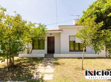 Casa de 3 ambientes, Mar de Ajó · Chalet: Dolores N° 296 - Mar de Ajo - C853