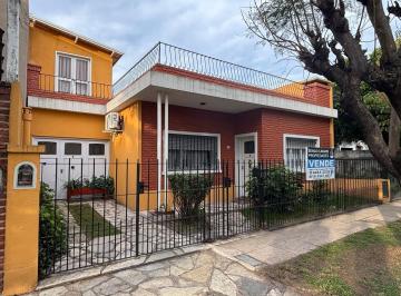 Casa · 97m² · 4 Ambientes · 2 Cocheras · Casa de 4 Ambientes, Cochera y Patio en Moron Sur
