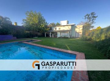 Casa · 210m² · 4 Ambientes · 5 Cocheras · Casa en Venta en La Barra Village con Pileta!