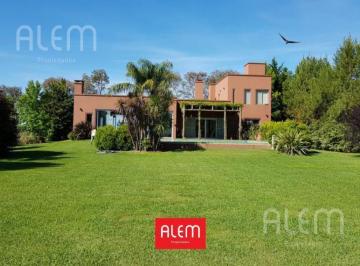 Casa · 300m² · 5 Ambientes · 4 Cocheras · Casa en Venta en Campos de Roca