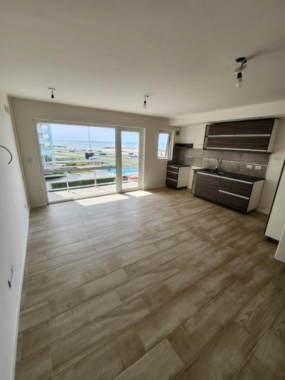 Departamento en Venta! La propiedad cuenta con living comedor cocina integrada con balcón a la calle y vista al mar.
