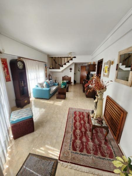 Chalet 4 amb, 160m² con cochera y jardín — Beruti 3500