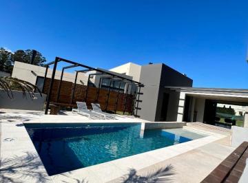 Casa · 222m² · 4 Ambientes · 6 Cocheras · Casa 4 Ambientes con Piscina en Arenas del Sur