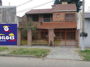 Casa · 240m² · 6 Ambientes · 1 Cochera · Venta de Casa 6 Amb. en Ituzaingo - C/cochera y Fdo. Libre con Pileta