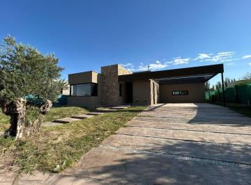 Casa · 211m² · 5 Ambientes · 2 Cocheras · Casa en a Estrenar en Ciro de Vieytes