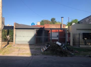 Casa · 140m² · 3 Ambientes · 1 Cochera · Oportunidad Casa 3 Amb en Caseros, Bs As con Renta